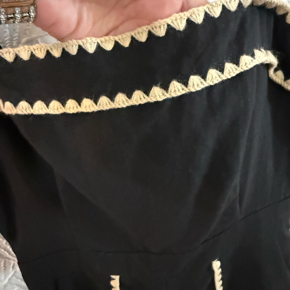 🛍️ Entro Black Romper with Cream Scallop Trim - Picture 3 of 5